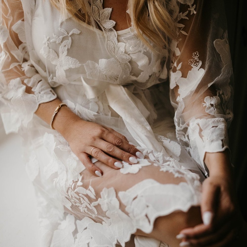 Bridal Lace Robe (Etsy - PoppylovePetal)